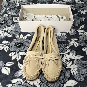 Minnetonka Women’s Kilty Hardsole Moccasin in Stone